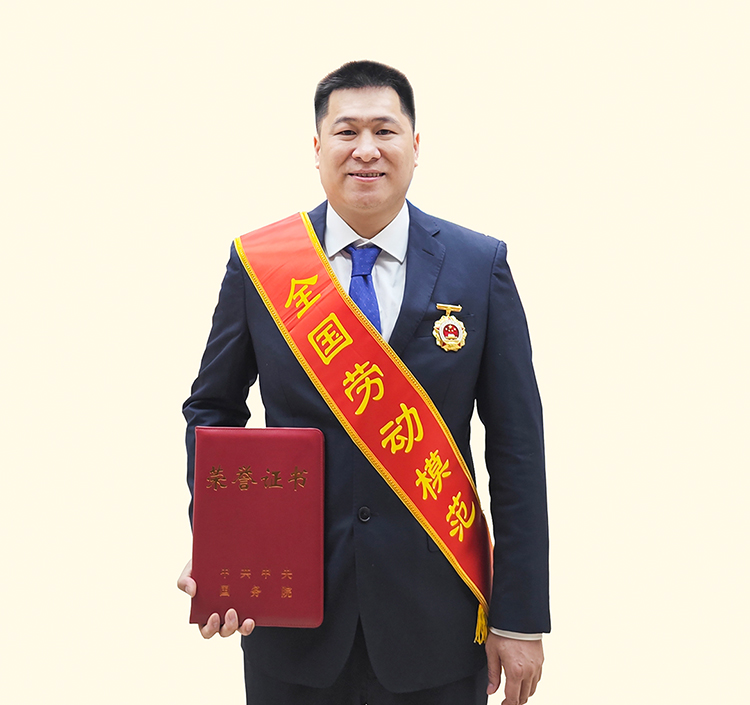 柳工“85后”特级技师庞淇文荣获全国劳动模范
